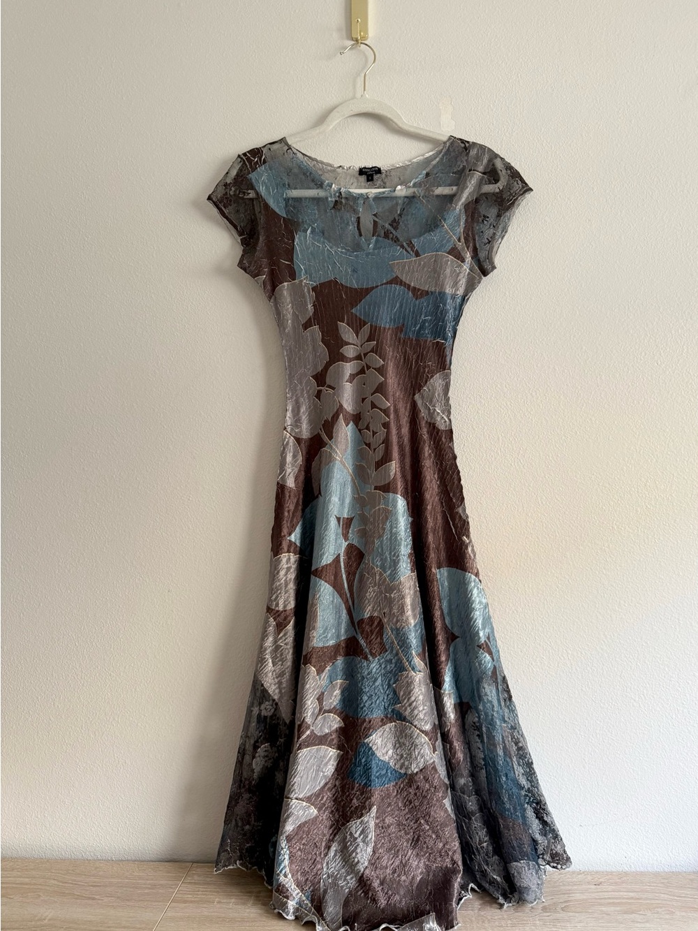 Women’s Crinkle Floral Cap-Sleeve Midi Dress With Slight Metallic Sheen